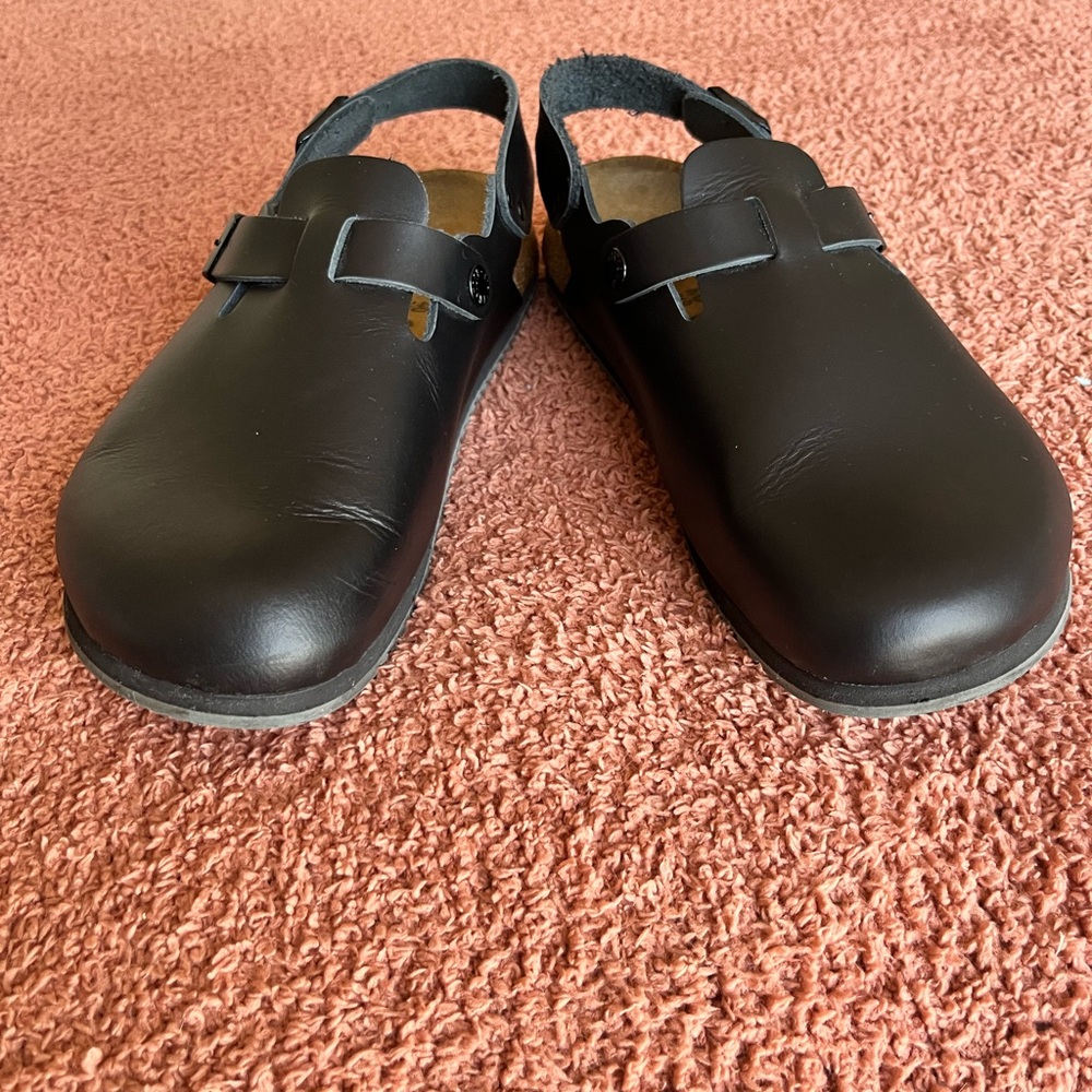 EUC Birkenstock Tokio Professional clog in black.